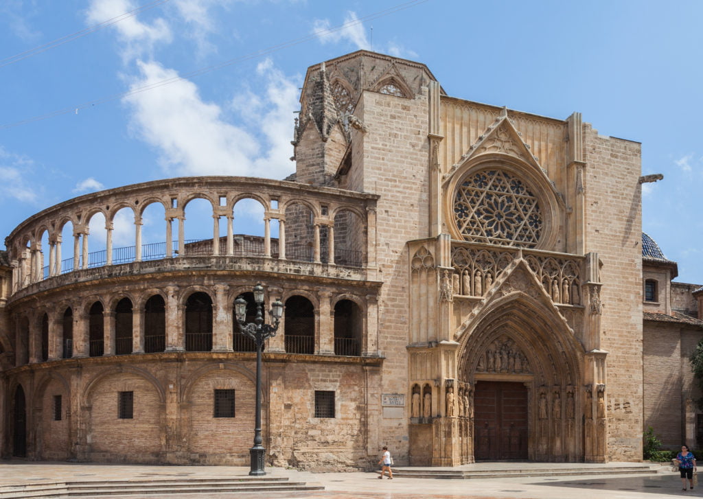 La puerta principal de la catedral de Valencia.