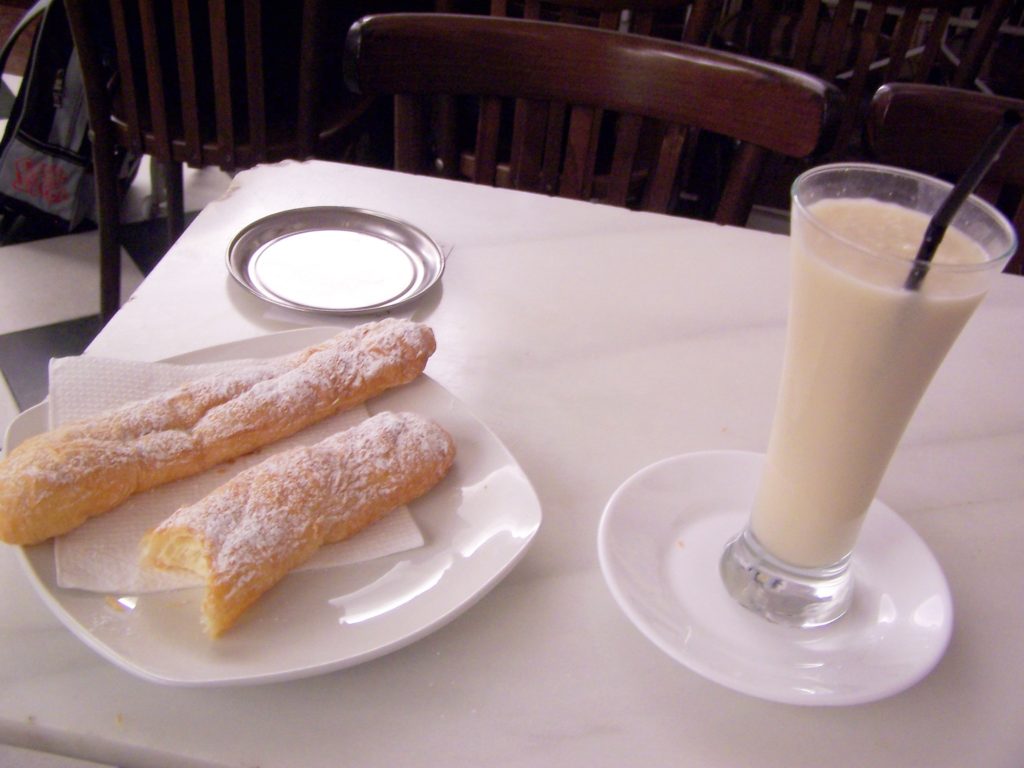 Horchata y fartons, merienda obligatoria en Valencia.